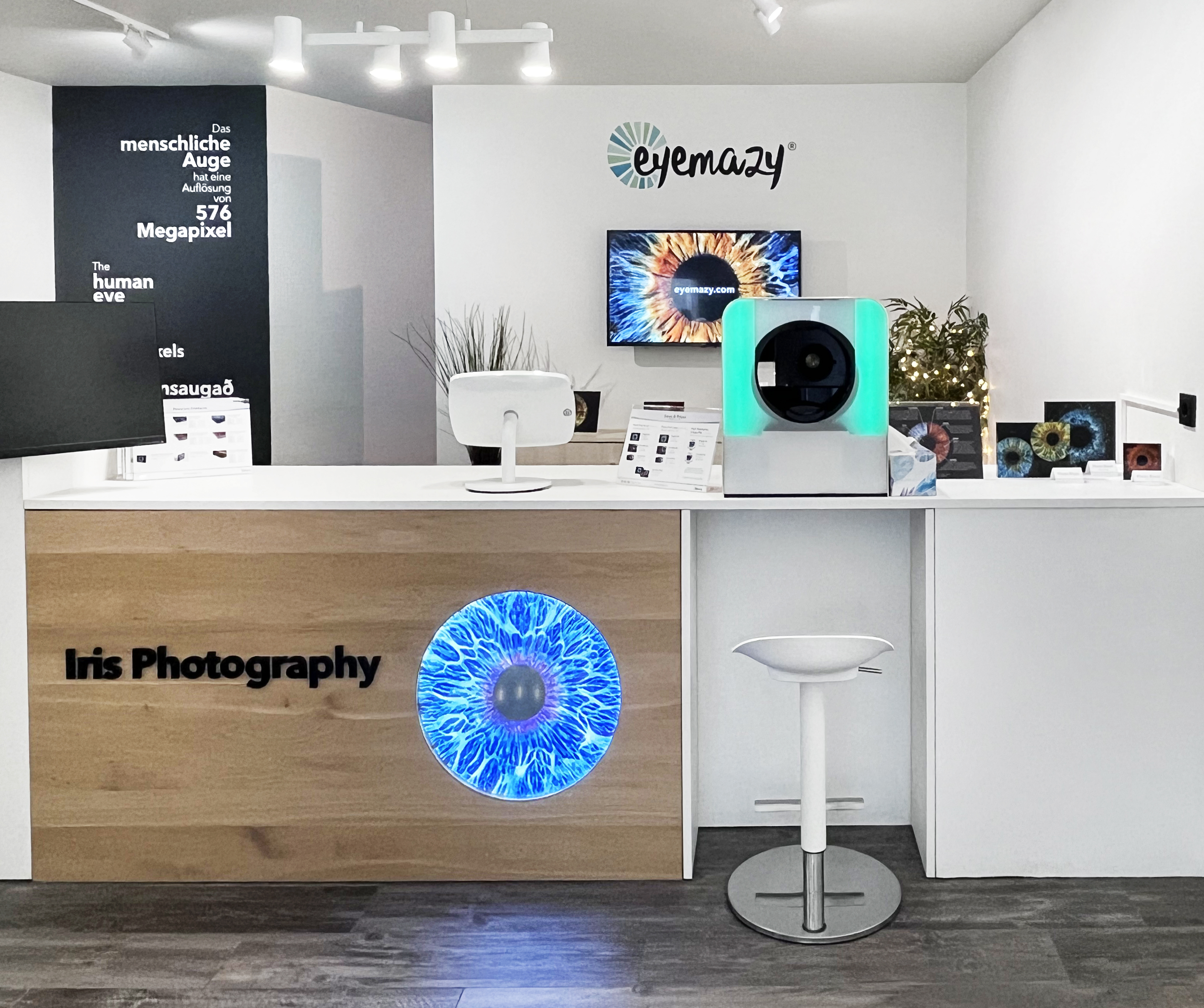 The photobox on the counter at Eyemazy Iceland